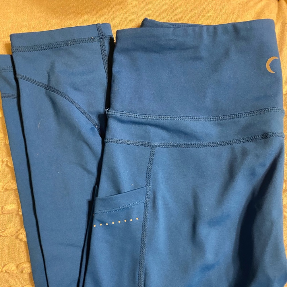 Zyia Navy Capri leggings